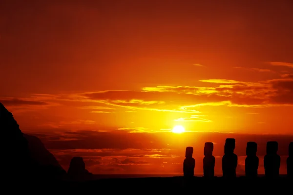 黄金の夕日でイースター島のモアイ像 — ストック写真