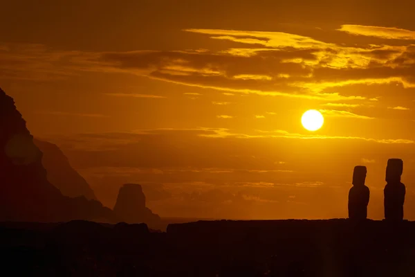 Two moais against orange sunrise in Easter Island — Stock Photo, Image