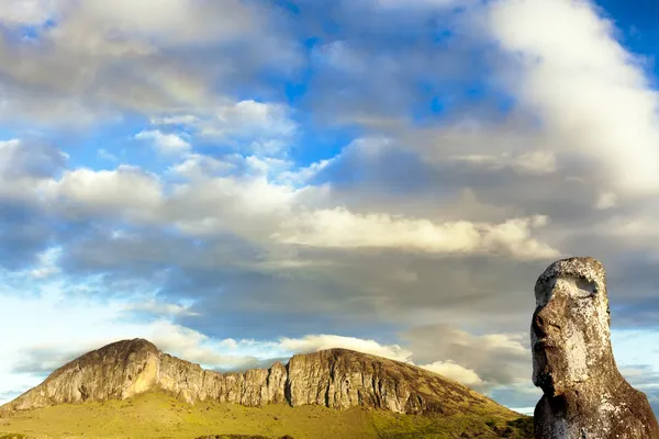 Глава моаи с горой в фоновом режиме на острове Пасхи — стоковое фото