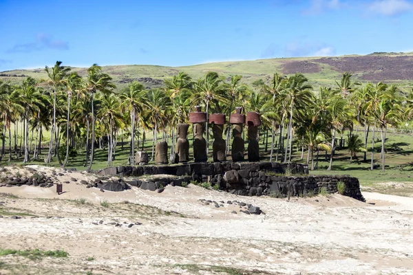 Moais de pie en la playa de Anakena en la Isla de Pascua —  Fotos de Stock