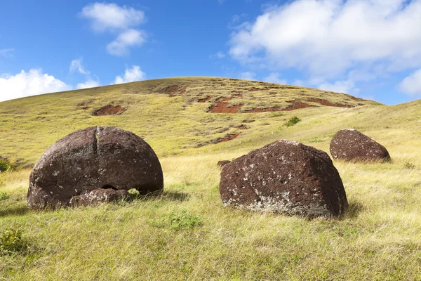 Chapéus Moai na encosta da Ilha de Páscoa — Fotografia de Stock