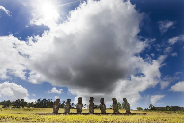 Seven Moais in Easter Island with a huge cloud behind — Stock Photo, Image