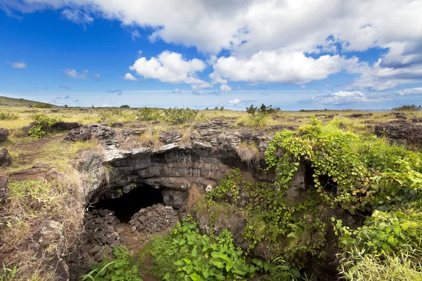 Ingresso in grotta nell'Isola di Pasqua — Foto Stock