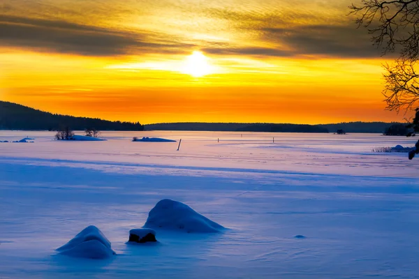 Goldener Sonnenuntergang auf einem zugefrorenen See — Stockfoto