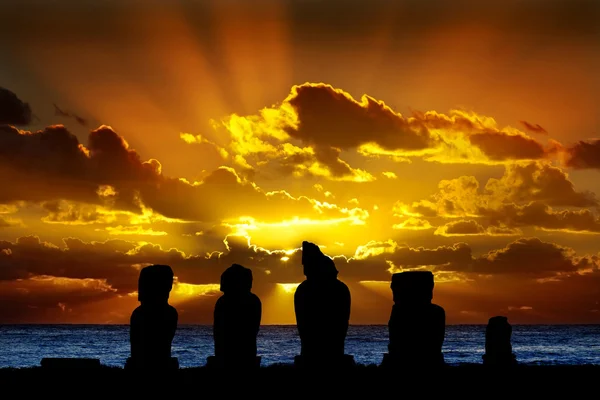 Moais v easter island při západu slunce — Stock fotografie