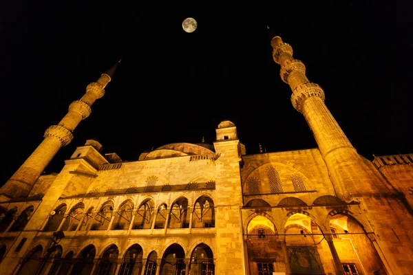 Esterno della Moschea Blu di notte con luna piena — Foto Stock