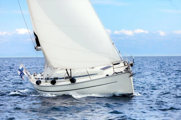 Barca a vela in mare aperto a vela sulle virate del porto — Foto Stock