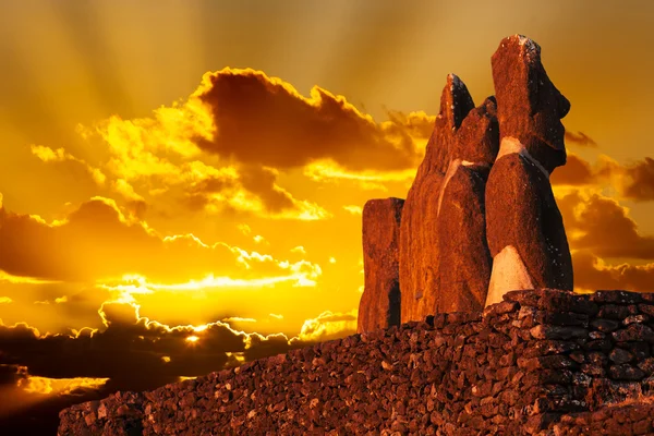 Fire stående moai i gylden solnedgang – stockfoto