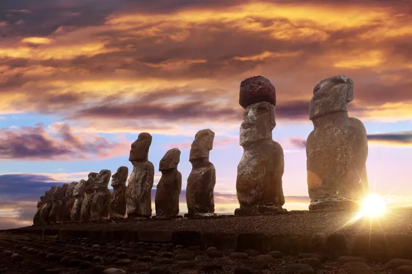 Stálé moai na Velikonočním ostrově na východ slunce — Stock fotografie