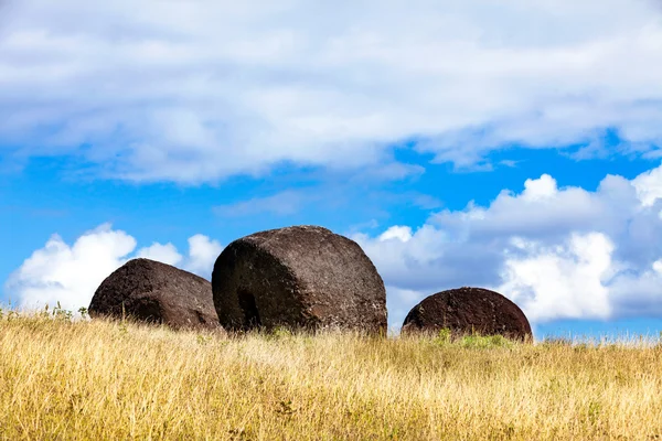 Tre cappelli moai sul campo nell'Isola di Pasqua — Foto Stock