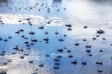 Yelkenli tekneler, rio de janeiro dolu limanının havadan görünümü