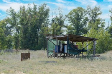 Petrol ve yakıt varilleri bir çiftlikte barakanın altında.