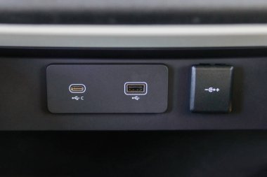 Modern araba usb soketi şarj ve aksesuarlar için, araba içi.