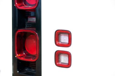 Modern arabanın LED arka farlarını kapat. Arka farları olan bir SUV..
