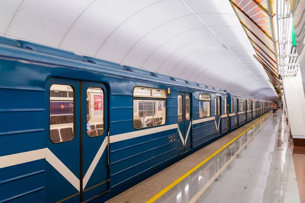San Petersburgo, Rusia 06 de junio de 2021. Metro metro metro tren en la estación en San Petersburgo, Rusia —  Fotos de Stock