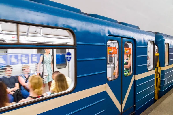 San Petersburgo, Rusia 06 de junio de 2021. Metro metro metro tren en la estación en San Petersburgo, Rusia —  Fotos de Stock