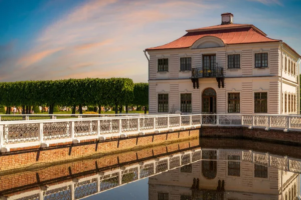 Marly Palast und Reflexion in Teich im westlichen Weg des Unteren Parks von Peterhof in St. Petersburg, Russland. Peterhof, 7. Juni 2021, Russland — Stockfoto