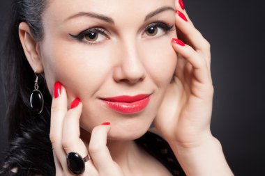 güzel tatlı bir genç moda kadın portresi. güzel makyaj retro tarzı. moda takı.