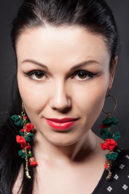 güzel tatlı bir genç moda kadın portresi. güzel makyaj retro tarzı. moda takı.