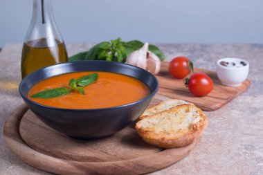 Fesleğenli domates çorbası. Sağlıklı, vejetaryen ve diyet öğle ve akşam yemeği konsepti. Gazpacho.. 
