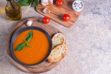Fesleğenli domates çorbası. Sağlıklı, vejetaryen ve diyet öğle ve akşam yemeği konsepti. Gazpacho.. 
