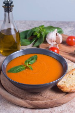Fesleğenli domates çorbası. Sağlıklı, vejetaryen ve diyet öğle ve akşam yemeği konsepti. Gazpacho.. 