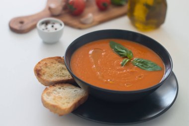 Fesleğenli domates çorbası. Sağlıklı, vejetaryen ve diyet öğle ve akşam yemeği konsepti. Gazpacho.. 
