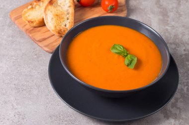 Fesleğenli domates çorbası. Sağlıklı, vejetaryen ve diyet öğle ve akşam yemeği konsepti. Gazpacho.. 