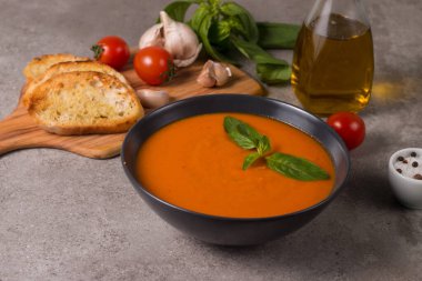 Fesleğenli domates çorbası. Sağlıklı, vejetaryen ve diyet öğle ve akşam yemeği konsepti. Gazpacho.. 