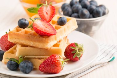 Kahvaltıda Belçika waffle 'ı. Tatlı yemek konsepti. 