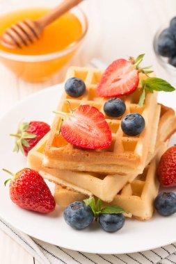 Kahvaltıda Belçika waffle 'ı. Tatlı yemek konsepti. 