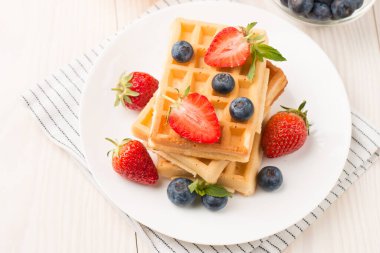 Kahvaltıda Belçika waffle 'ı. Tatlı yemek konsepti. 