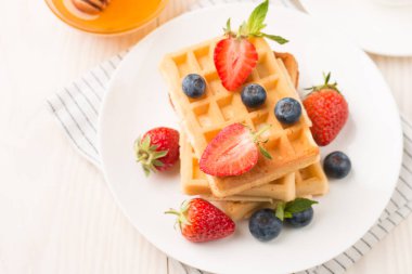 Kahvaltıda Belçika waffle 'ı. Tatlı yemek konsepti. 