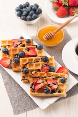 Kahvaltıda Belçika waffle 'ı. Tatlı yemek konsepti. 