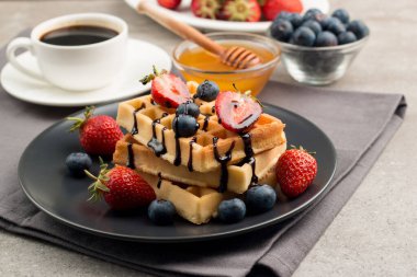 Kahvaltıda Belçika waffle 'ı. Tatlı yemek konsepti. 