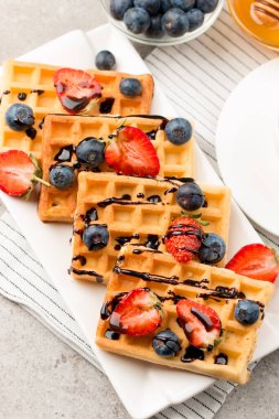 Kahvaltıda Belçika waffle 'ı. Tatlı yemek konsepti. 