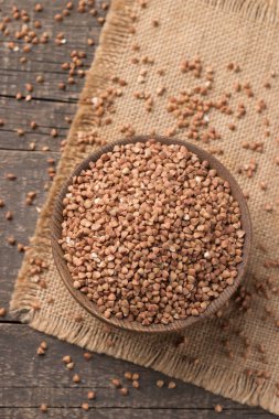 Karabuğday ahşap arka planda büyür. Sağlıklı gevrek kavramı.  