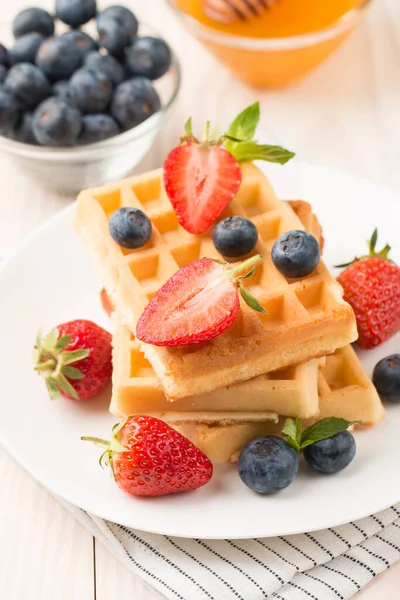 Kahvaltıda Belçika waffle 'ı. Tatlı yemek konsepti. 