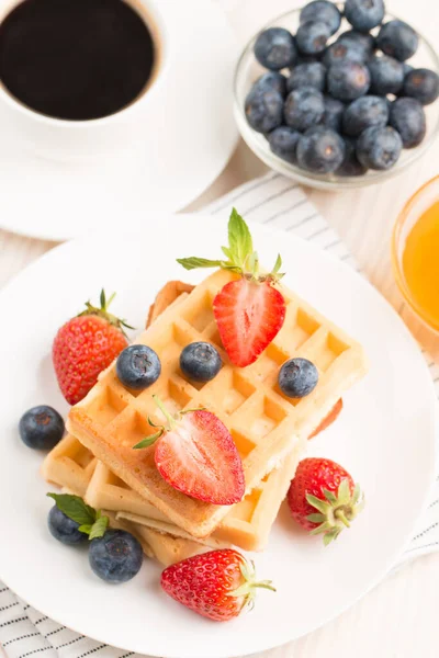 Kahvaltıda Belçika waffle 'ı. Tatlı yemek konsepti. 