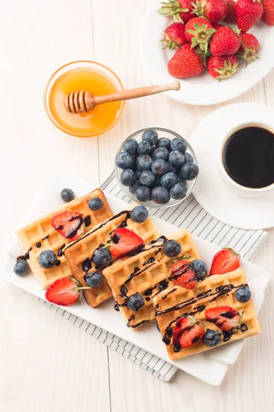 Kahvaltıda Belçika waffle 'ı. Tatlı yemek konsepti. 