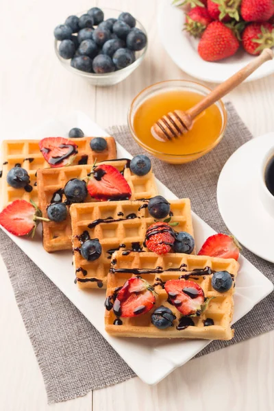 Kahvaltıda Belçika waffle 'ı. Tatlı yemek konsepti. 