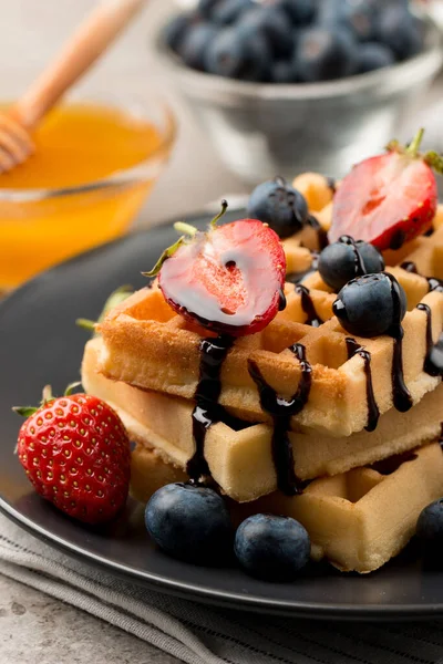 Kahvaltıda Belçika waffle 'ı. Tatlı yemek konsepti. 