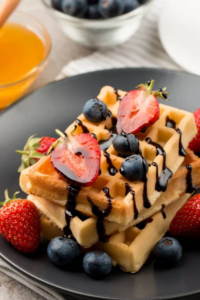 Kahvaltıda Belçika waffle 'ı. Tatlı yemek konsepti. 