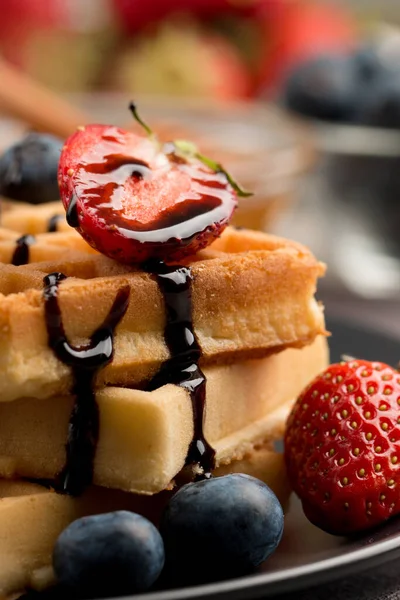 Kahvaltıda Belçika waffle 'ı. Tatlı yemek konsepti. 