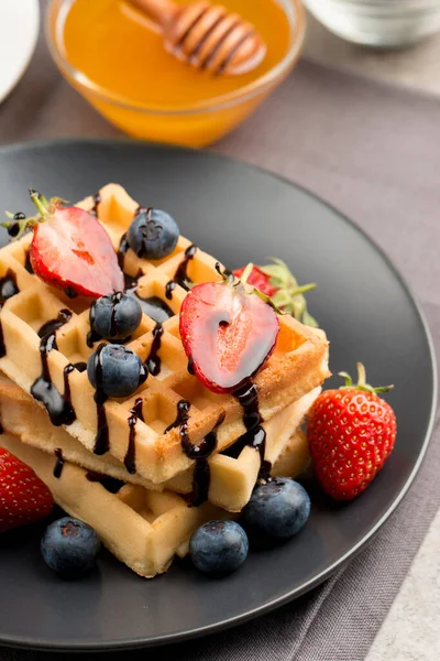 Kahvaltıda Belçika waffle 'ı. Tatlı yemek konsepti. 