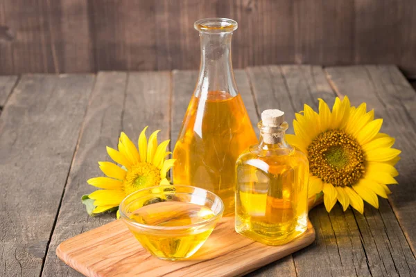 Geleneksel ahşap arka planda tohumları olan ayçiçeği yağı. 