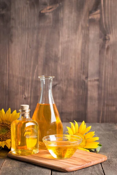 Geleneksel ahşap arka planda tohumları olan ayçiçeği yağı. 