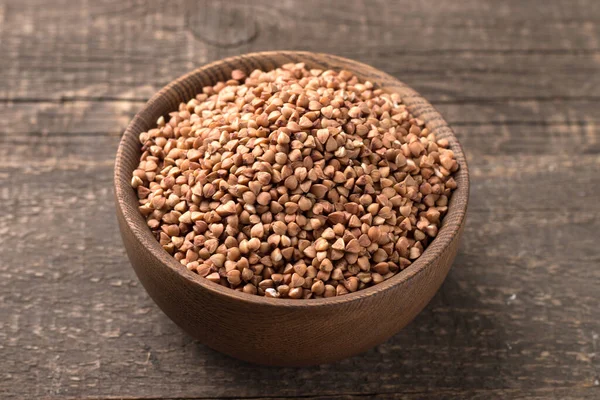 Karabuğday ahşap arka planda büyür. Sağlıklı gevrek kavramı.  