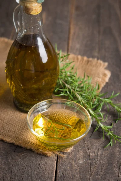 Ahşap arka planda biberiye yağı. Doğal gıda konsepti. 