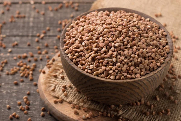 Karabuğday ahşap arka planda büyür. Sağlıklı gevrek kavramı.  